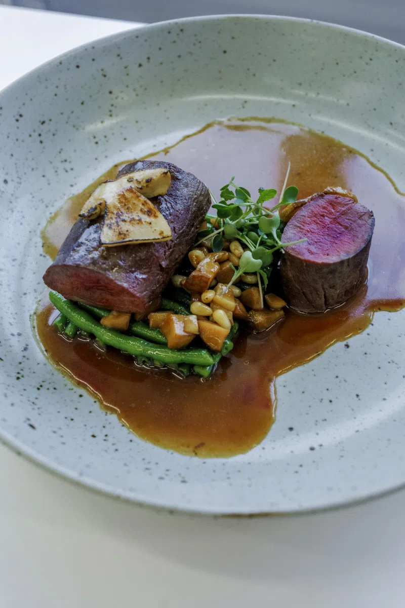 Оленина шпигованная белыми грибами